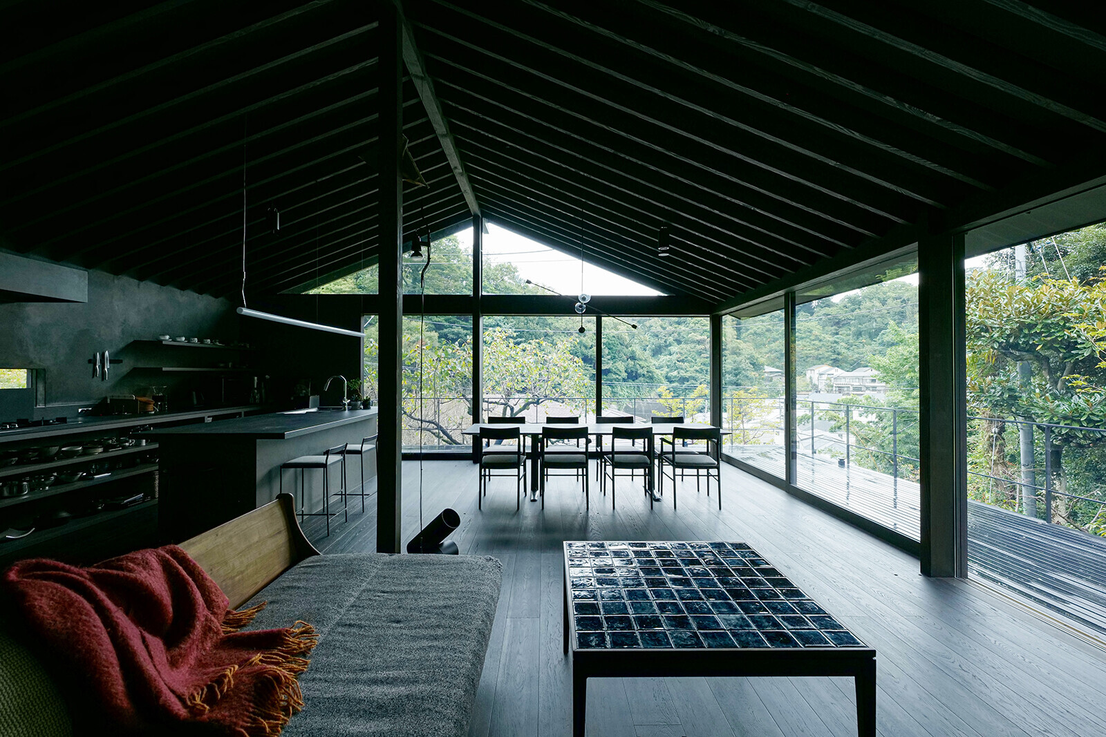 鎌倉の山緑と暮らす墨色の家の建築事例写真