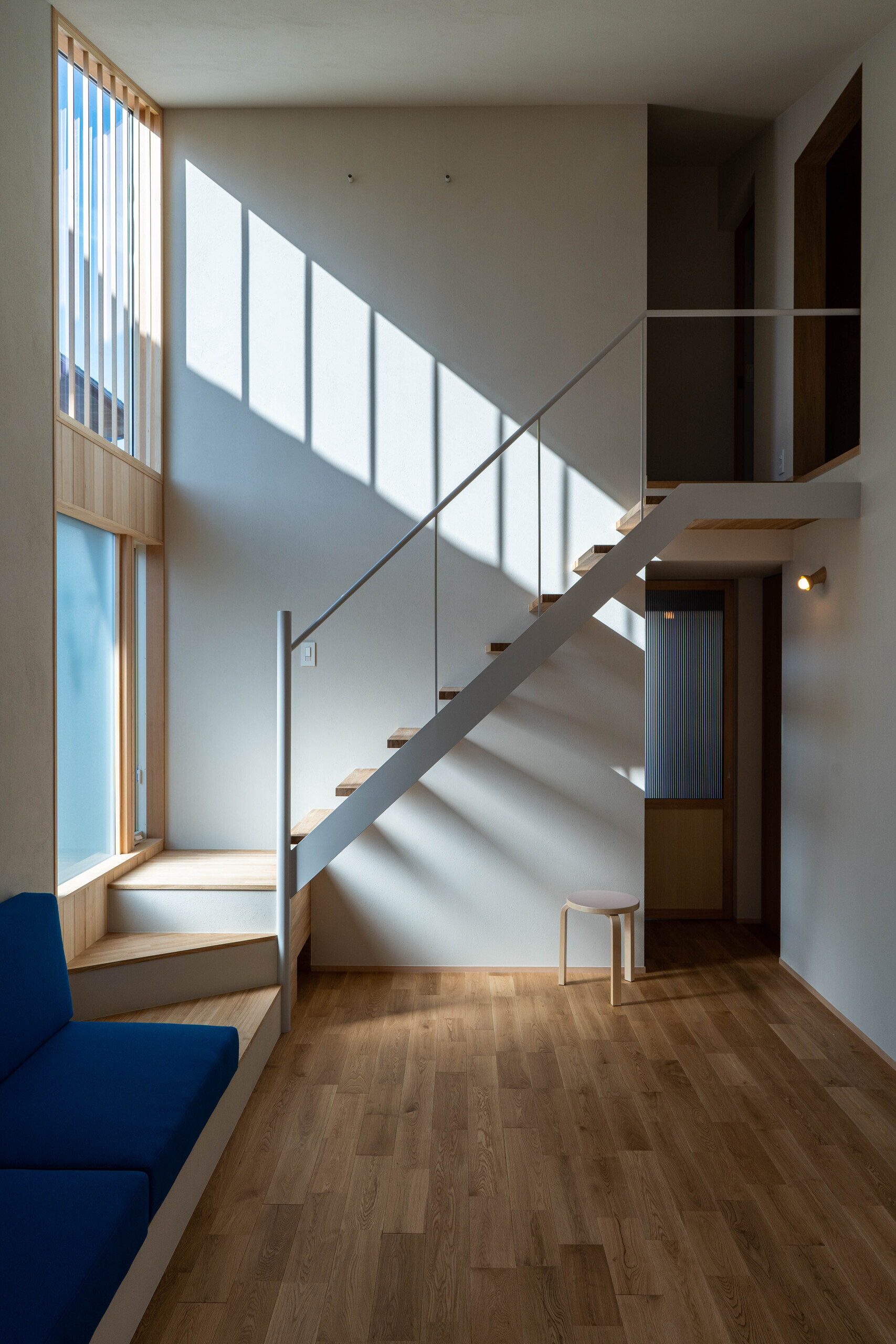 勾配天井のLDK空間スチール階段 | 平屋的に暮らす