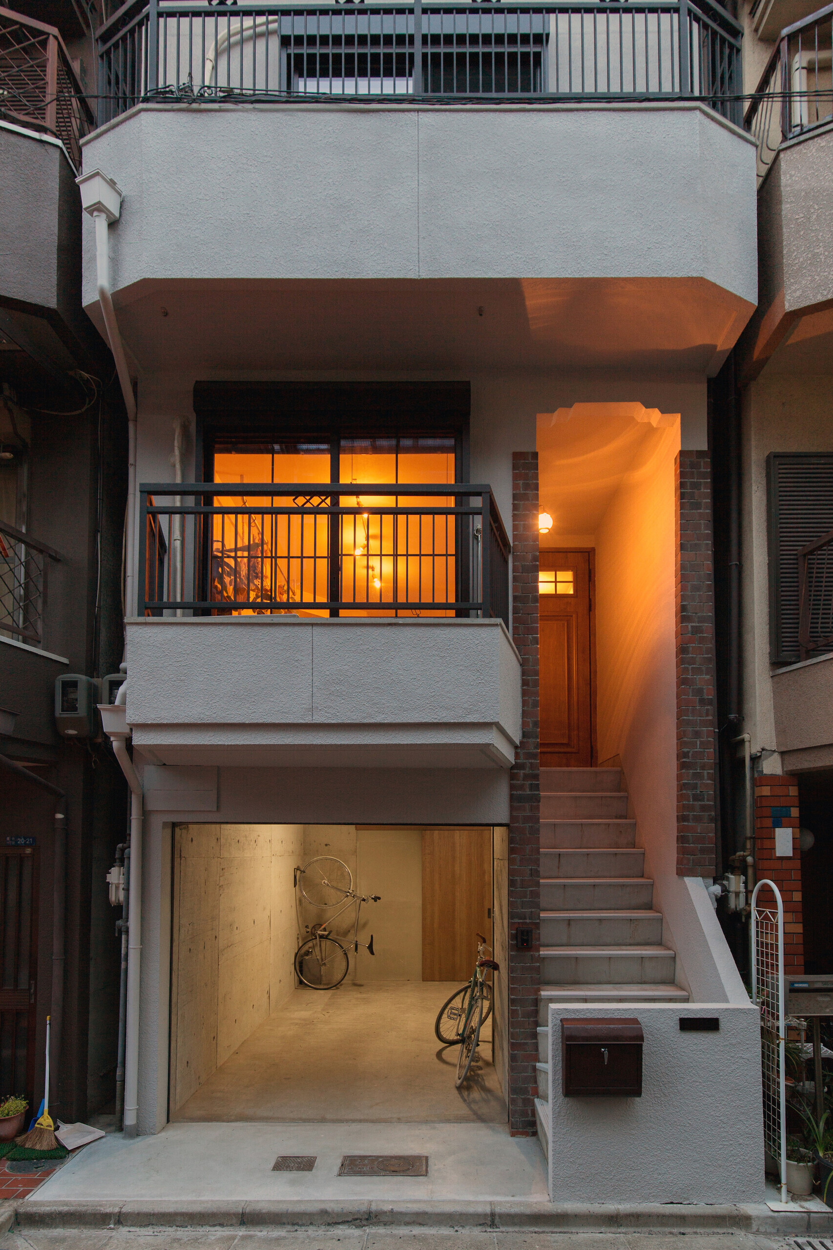 ヴィンテージとラスティックモダンの３階建リノベーション住宅の建築事例写真