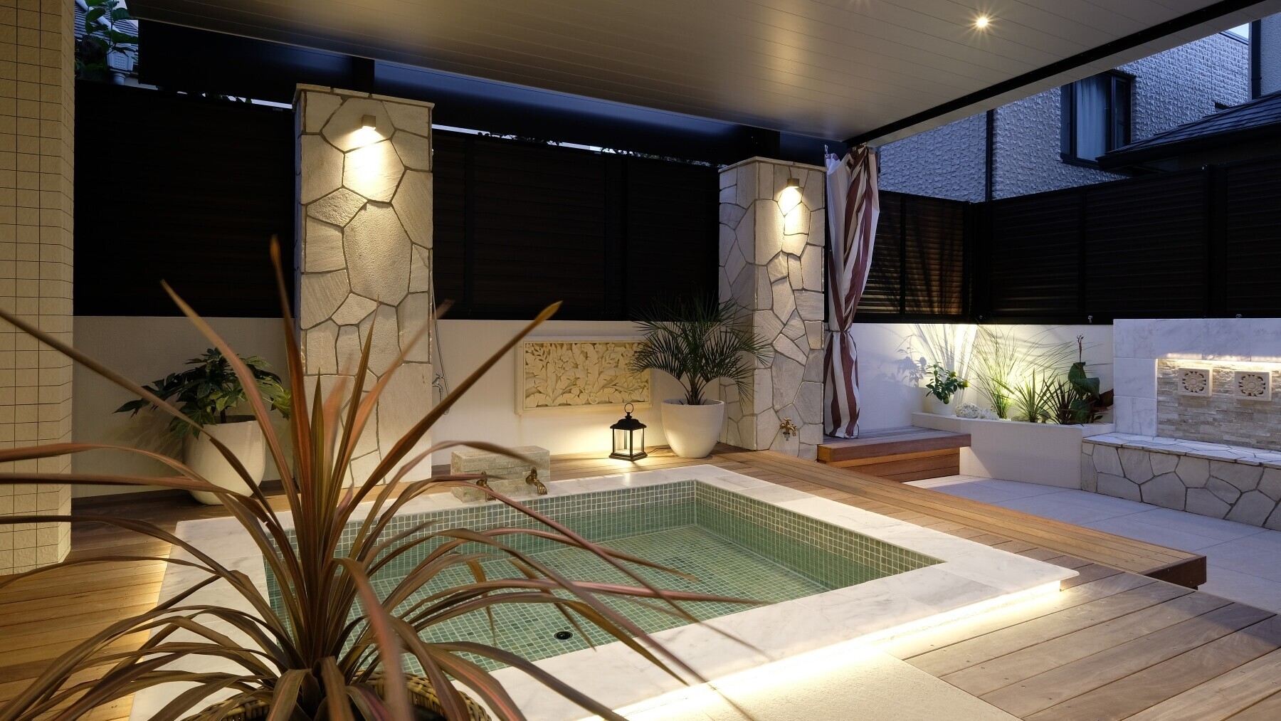 夜を楽しむ露天風呂の建築事例写真