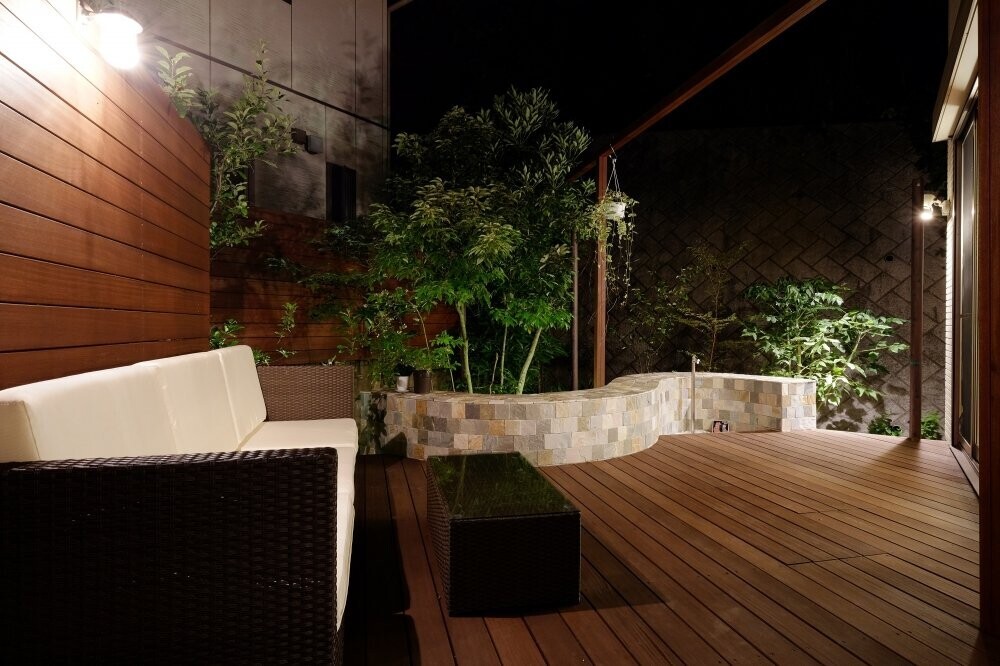 アジアンリゾート 夜もライトアップで絵になるお庭の建築事例写真
