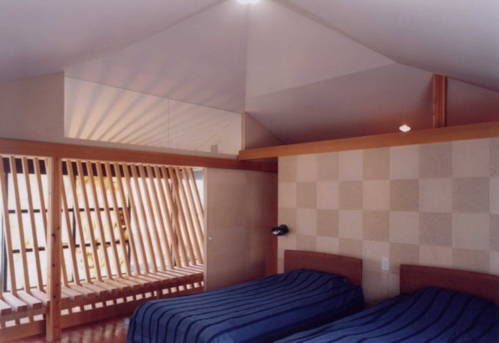 寝室のﾍﾞｯﾄ上部にスポットの天窓 | 透過壁の家