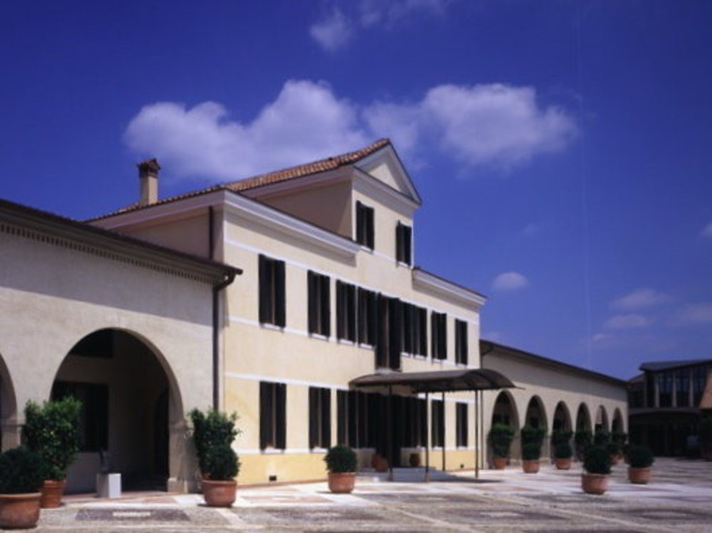 北イタリア郊外のホテルの建築事例写真