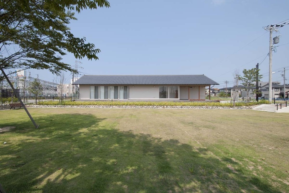 桂町会館｜公園の調整池の上に建つ町会会館の建築事例写真