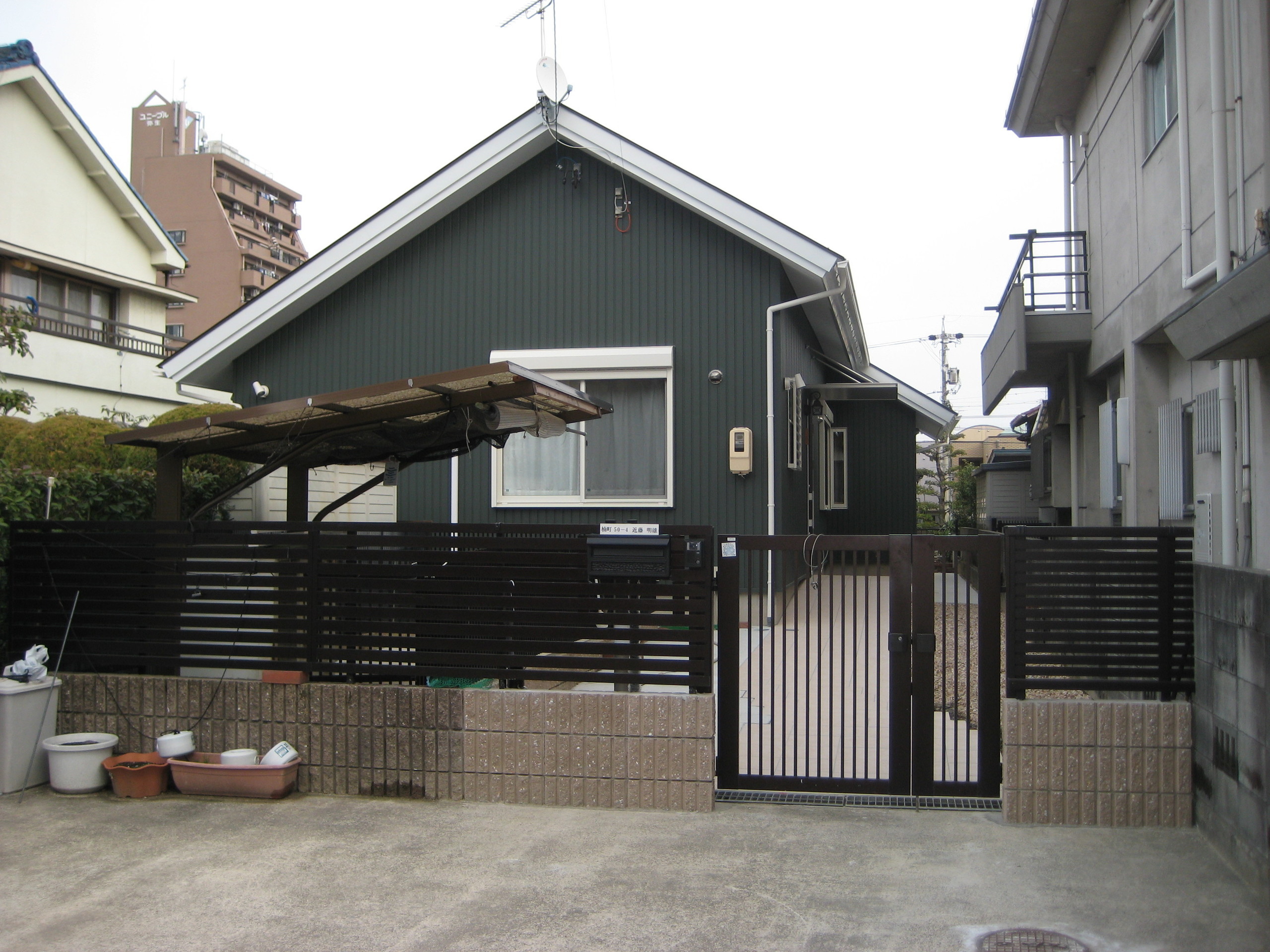 玄関アプローチは、家族の一員であるワンちゃんの小屋＆自由スペースが左手にあり、その前を通って入っていきます。 | 名古屋市南区　Ｋ様邸