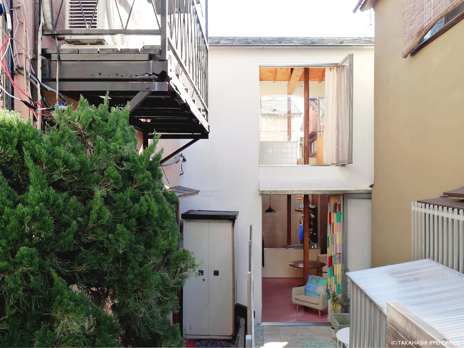 隠居を希望する建主のための築45年になる木造家屋の改修。敷地は東京都内の木造密集地域に位置し、周囲を家屋に囲まれている。路地に接続する奥行6mのアプローチを経て内部へアクセスする。 | Casa O