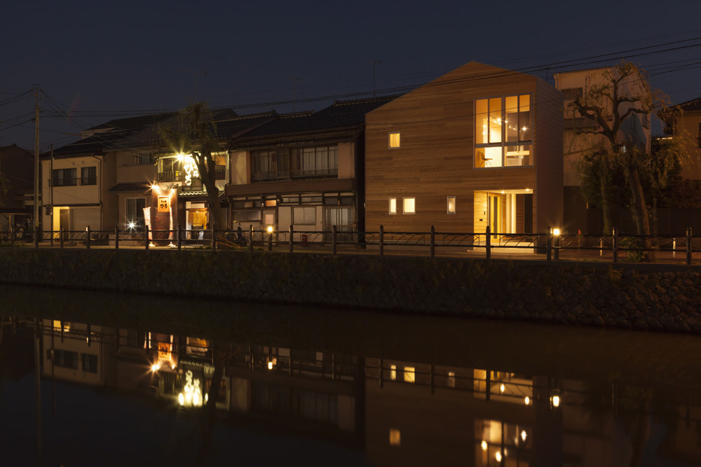 堀川端の狭小住宅（島根県松江市）の建築事例写真