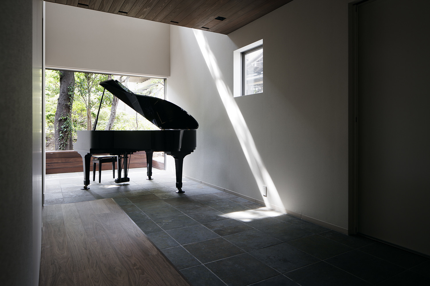 当初はピアノ室が求められていたが、より音楽を楽しめるよう玄関ホールの吹き抜け部分にピアノを置くことを提案した。 | 音が紡ぐ家