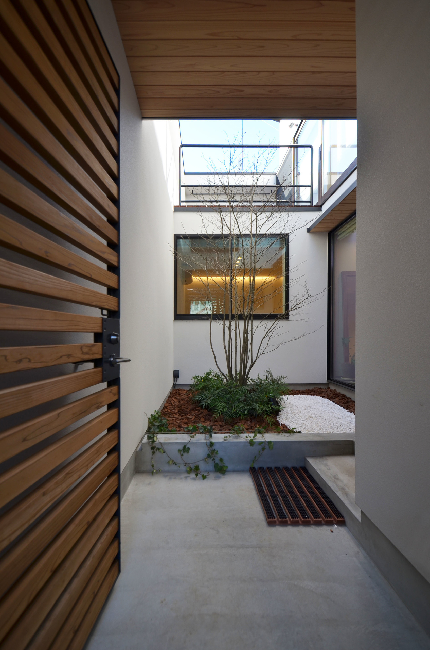 桃井ｍ邸 中庭を中心としたコの字型立体コートハウス Sumika 建築家 工務店との家づくりを無料でサポート