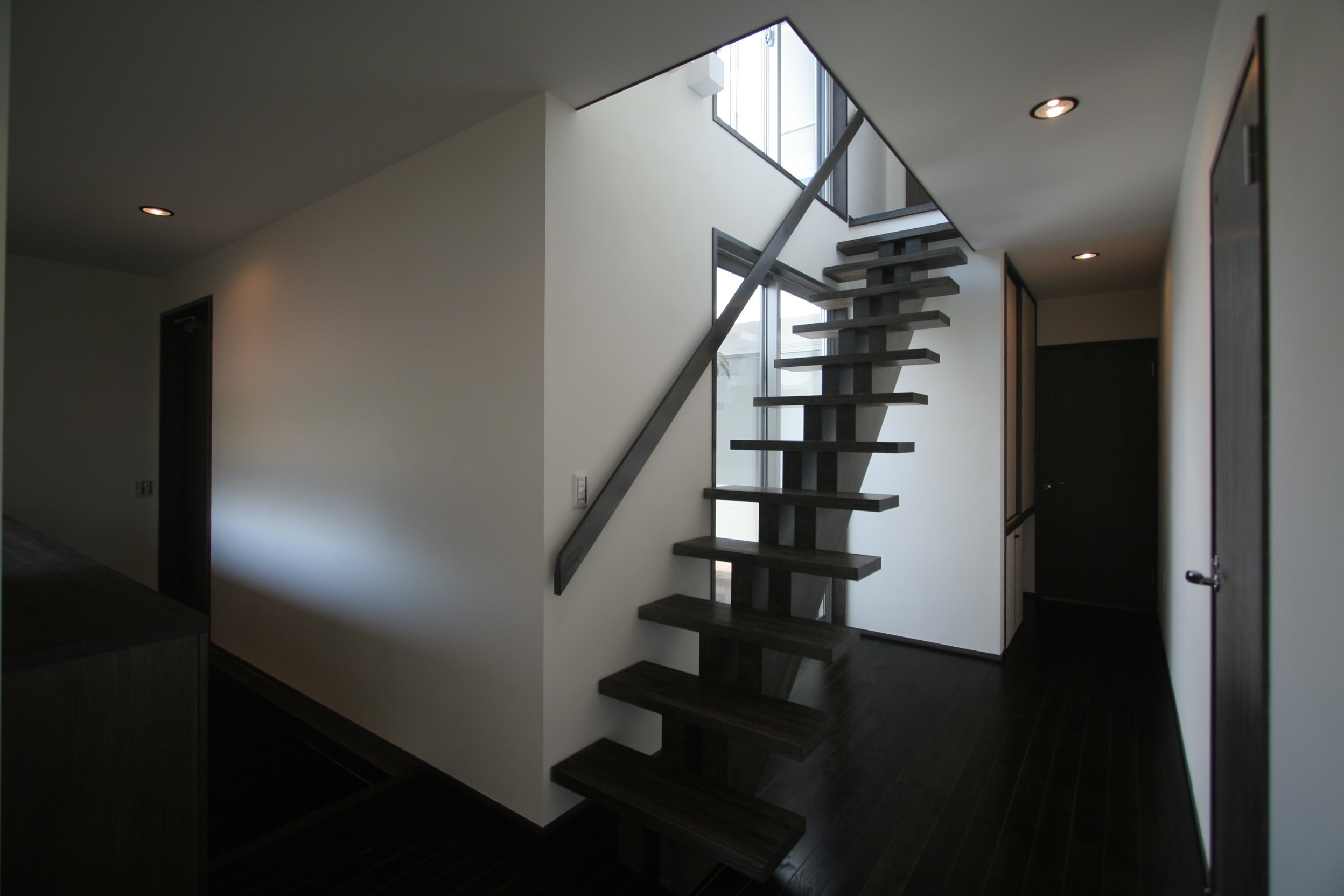 二階へと続く階段は、シンプルながらも力強い二本の太い桁が支える力桁階段 | 和風モダン ■ 南足柄の家